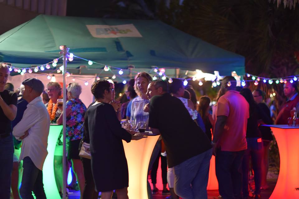 food-truck-festival-2018-ambiance-people-live-music-drinks-aruba-visitaruba-review-blog