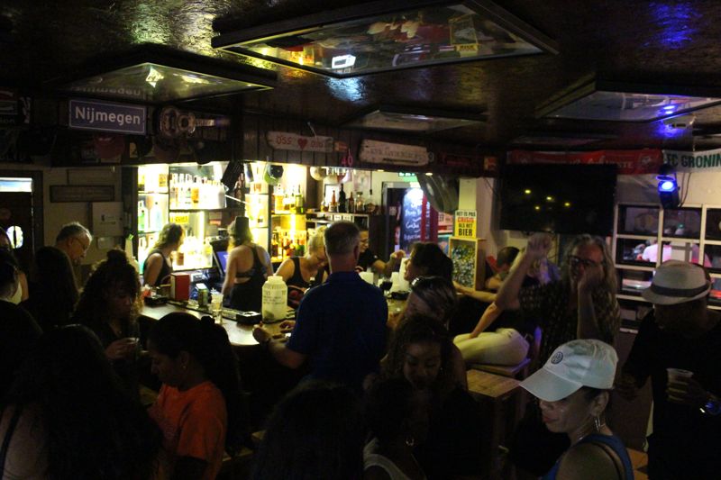 karaoke-party-bus-aruba-cafe-080-dutch-bar-visitaruba