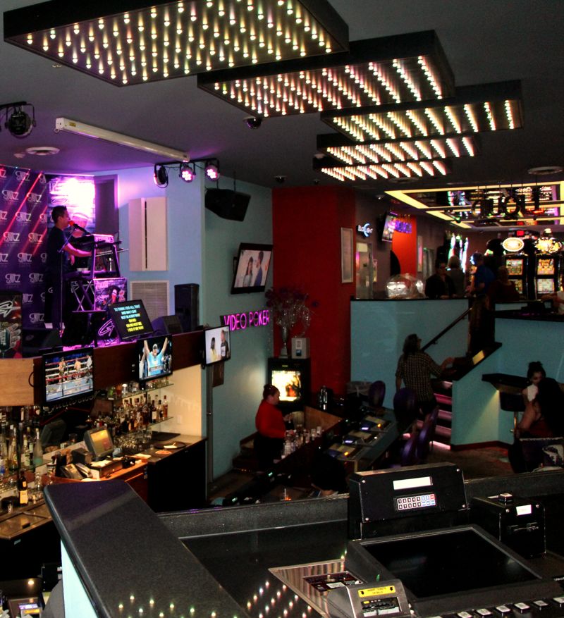 liquid-lounge-at-glitz-casino-aruba-with-karaoke-party-bus-visitaruba