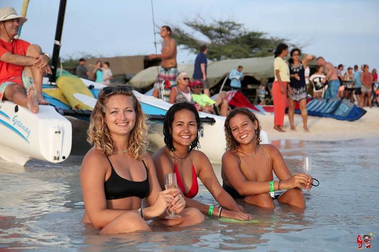 nikki-croes-@nikkiaruba-photo-of-aruba-hi-winds-2017-at-fisherman-huts-with-champagne-bubbly-visitaruba-blog-450