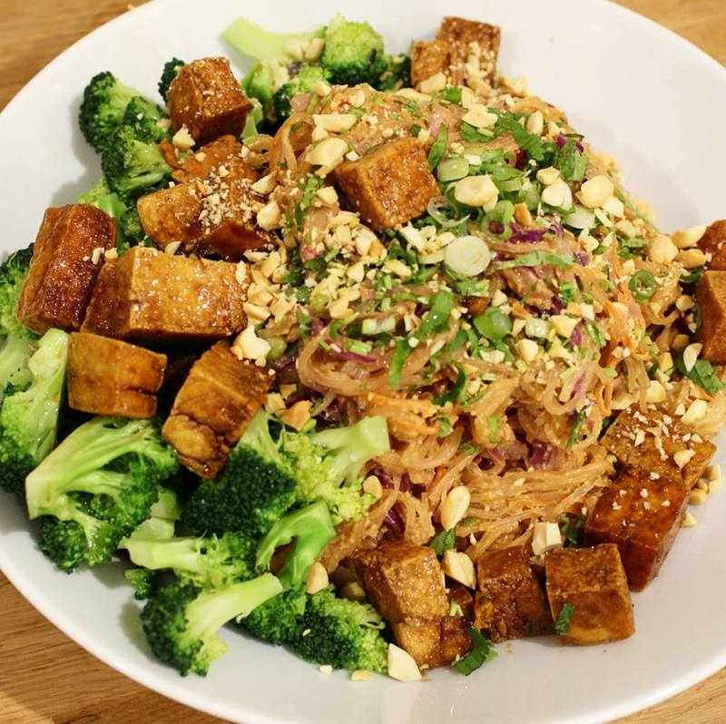 vegan-aruba-tofu-broccoli-noodles-nuts-greens-visitaruba-blog-by-megan-rojer