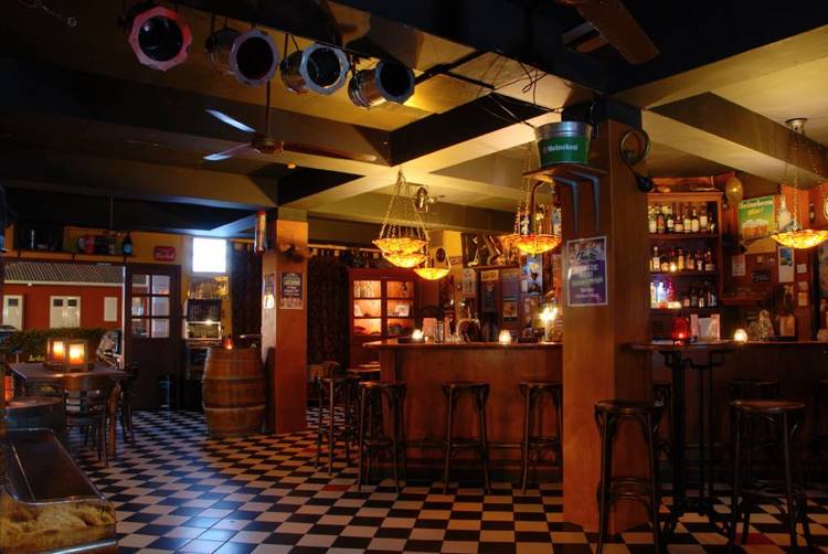 Cafe-Chaos-Aruba-dutch-bar-happy-hour-blog-by-visitaruba