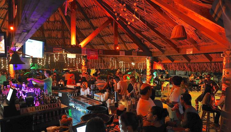 moomba-beach-bar-aruba-happy-hour-deals-visitaruba-blog