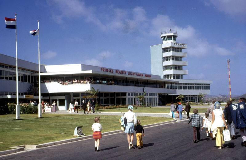prinses-beatrix-luchthaven-aruba-before-queen-etnia-nativa-visitaruba-1973