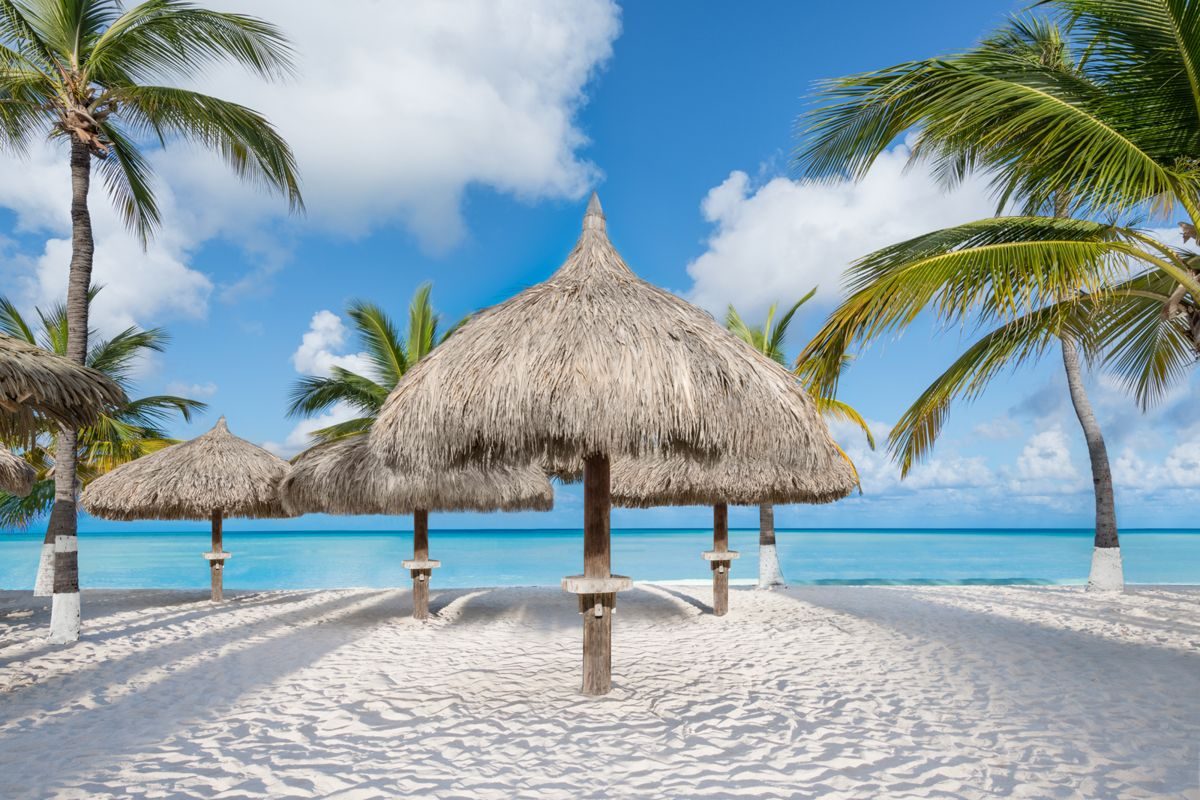 Pack Your Bags for a Beach Day in Aruba!