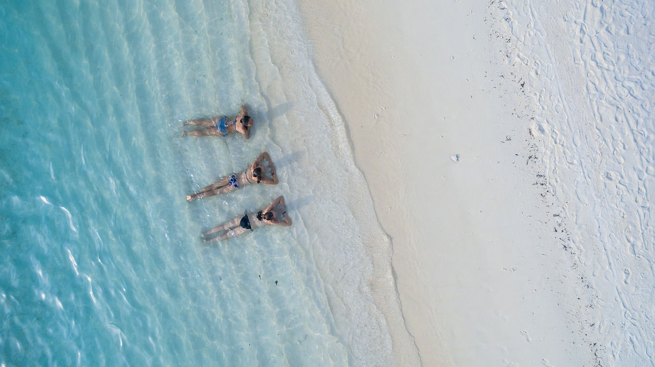 beach-party-with-friends-people-aruba-visitaruba