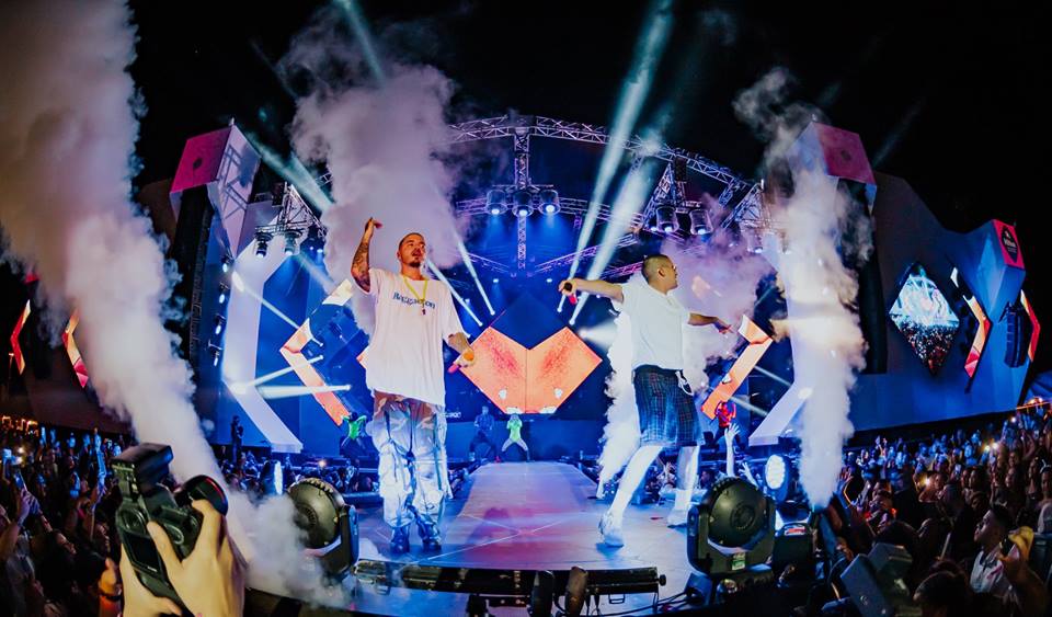 J-Balvin-and-Bad-bunny-live-on-stage-in-aruba-island-takeover-visitaruba-blog