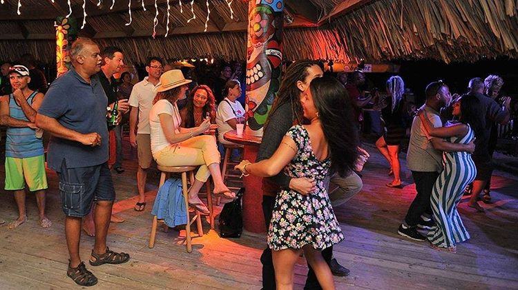 photo-by-moomba-beach-bar-sundays-inaruba-live-music-dancing-and-drinks