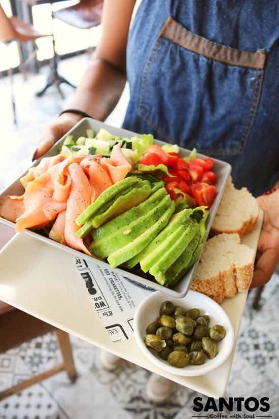 santos-avocado-smoked-salmon-salad-with-capers-aruba