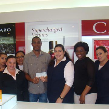 Maggy's Aruba donates Awg. 1300 to Mary Joan Breast Cancer Foundation