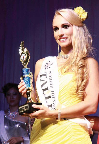 Mrs. Malaysia and Mrs. Belarus share honors of Mrs. Universe 2013 in Aruba!