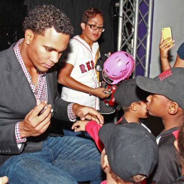 Aruba News by VisitAruba - Warm welcome home for Xander Bogaerts at Aruba  International Airport