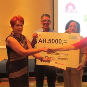 Aruba Holiday Inn employees donate to the Koningin Wilhelmina Kanker Fonds