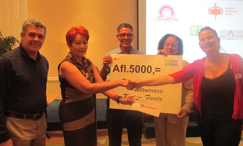 Aruba Holiday Inn employees donate to the Koningin Wilhelmina Kanker Fonds