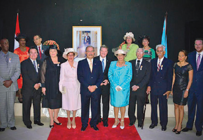 Sixteen Arubans got the honor to receive medals of the Order of the House of Orange on King’s Day 2014