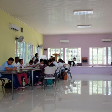 The Radisson Aruba Resort & Casino Spa contributes to education in San Nicolas with a cool donation