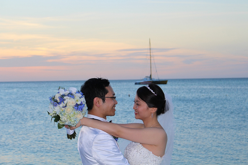 Hong Kong couple exchange vows in front of family and friends on the beautiful beach of the Radisson Aruba Resort