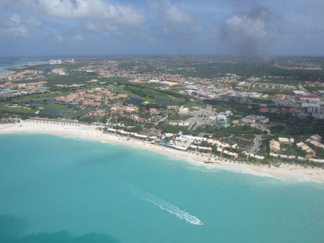 aruba-aerial-view-of-eagle-beach-druif-bushiri-flights-arriving-visitaruba