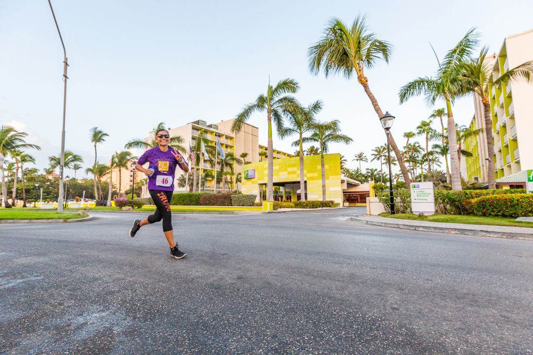 Holiday Inn Resort Aruba Kicks off 50th Anniversary Celebration with “Run for Gold” Event