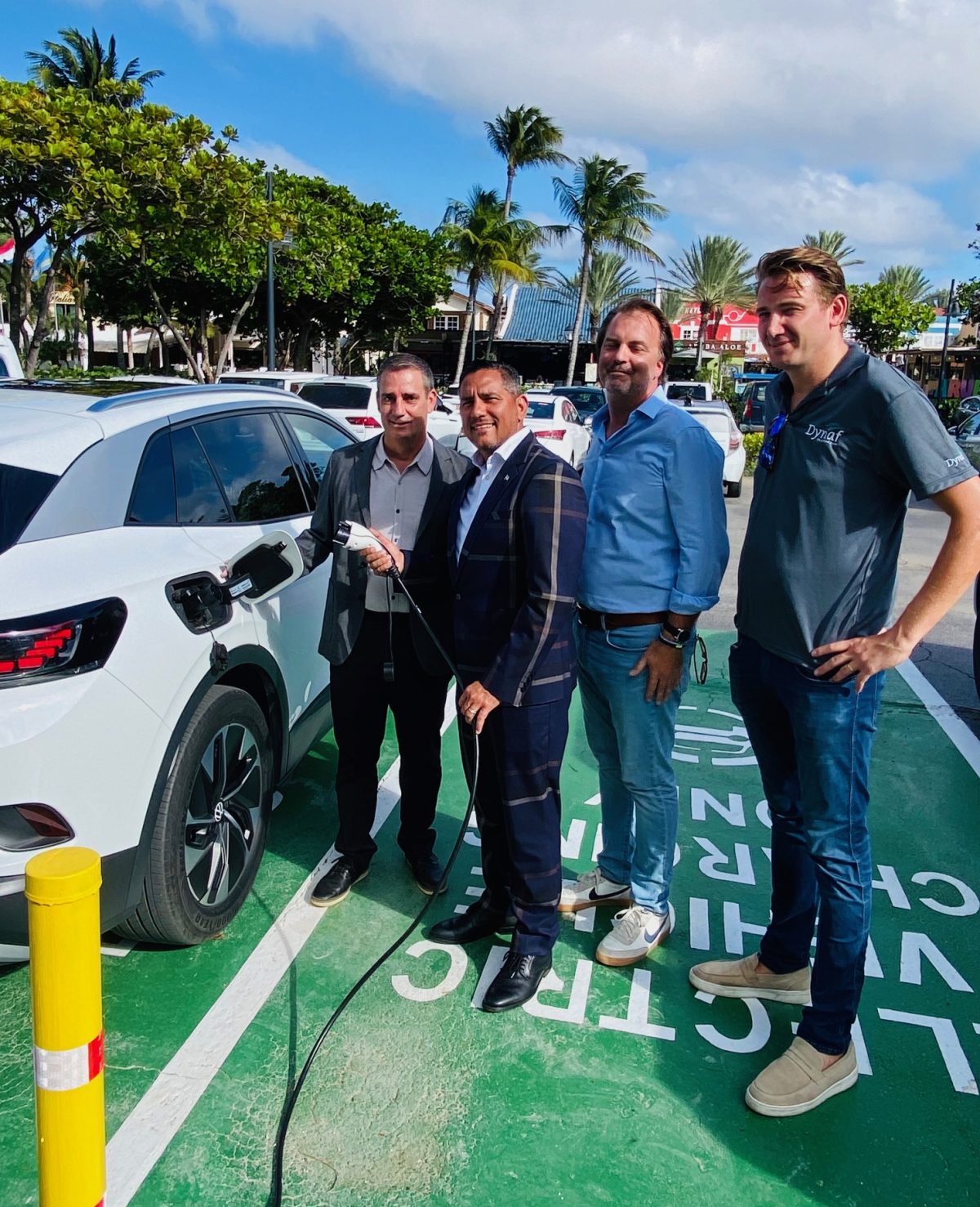 Minister Unsell Arends unveils the first public charging station for electric cars in Aruba
