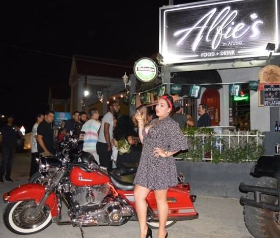 alfie-s-in-aruba-bar-canadian-restaurant-visitaruba-contact-location-info-550.jpg